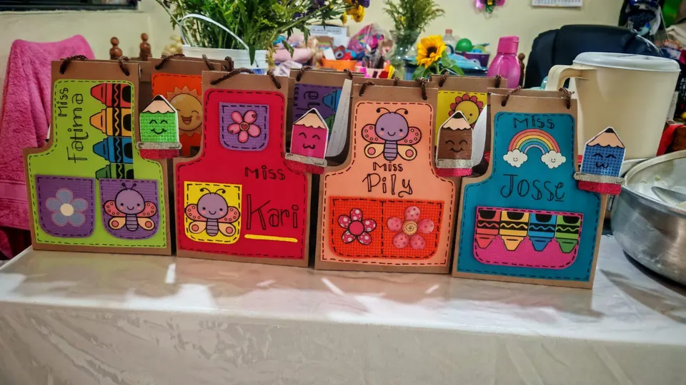 Cajitas decoradas con el nombre de cada peque