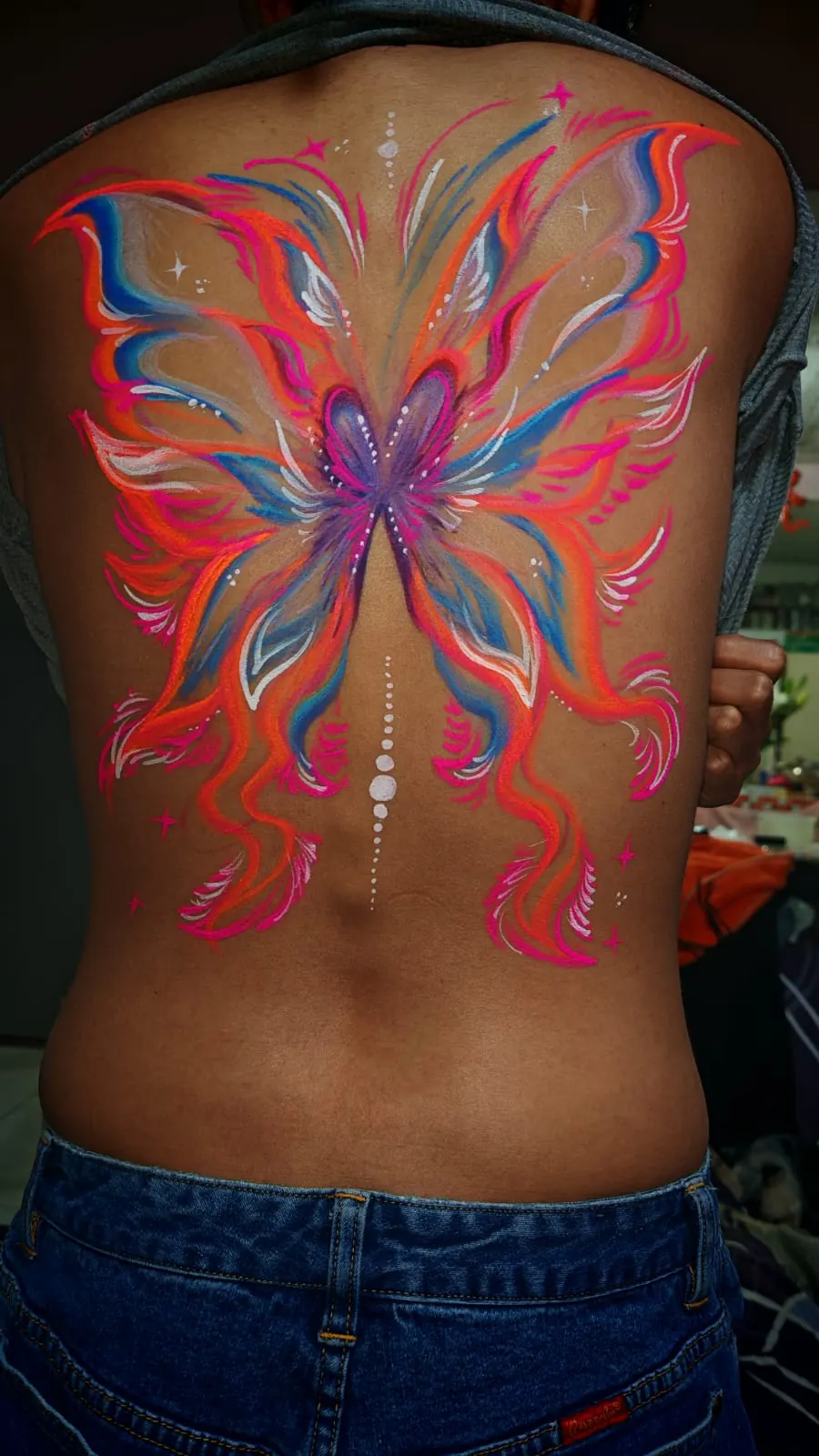 Mariposa grande pintada en la espalda
