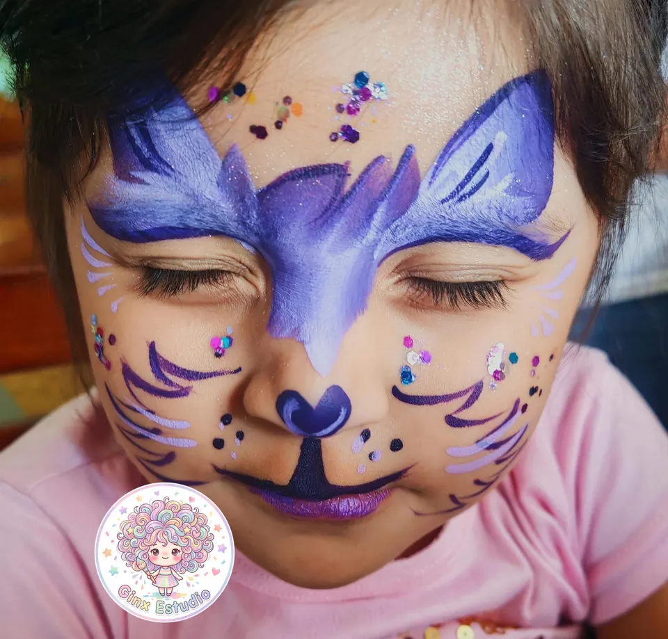 De cerca: carita de gatita morada pintada