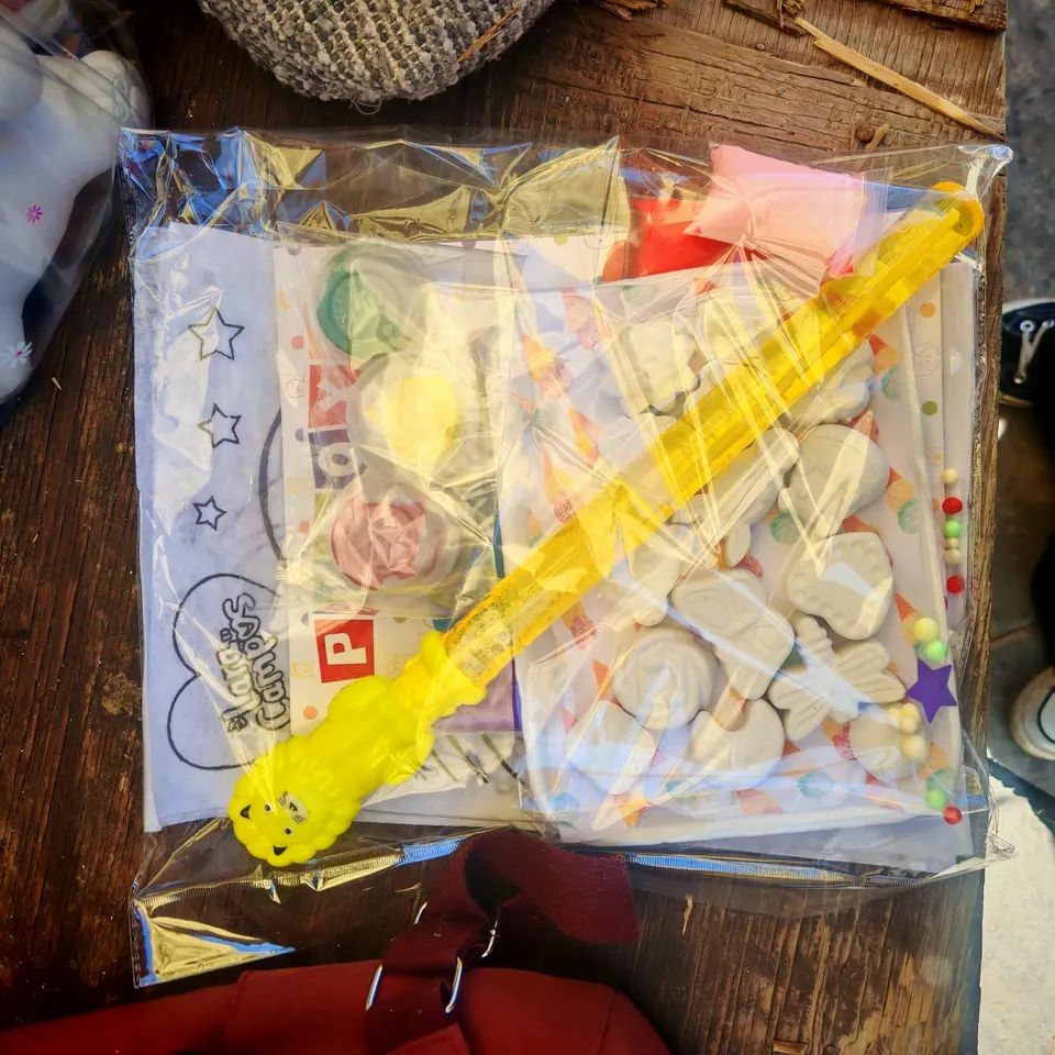 Kit recreativo en bolsa con juguetes y manualidades