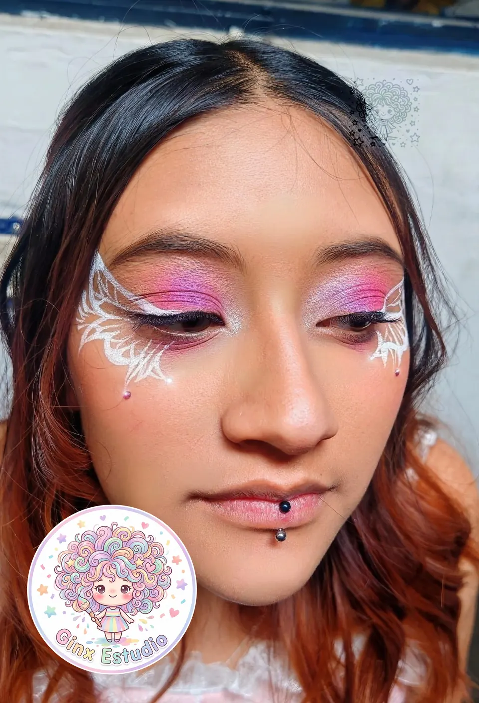 Maquillaje de ojos rosa con delineado blanco