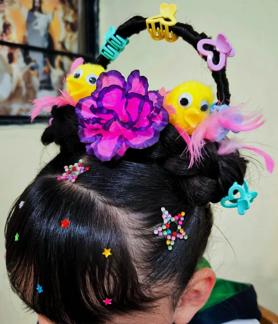 Peinado loco con flores y pollitos de colores