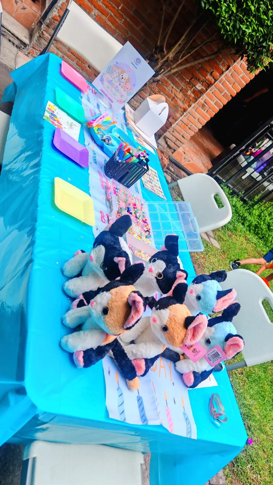 Mesa del taller Adopta una mascota con vaquitas de peluche