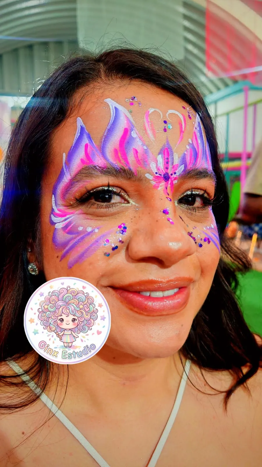 Tiara morada pintada con glitter y gemas en la frente